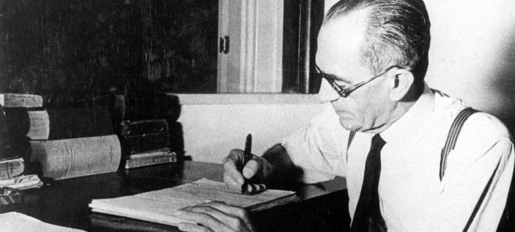 Brasil,São Paulo, SP. Graciliano Ramos em sua escrivaninha. É considerado um dos maiores escritores brasileiros do século XX e proeminente representante do Romance de 30. Crédito: ARQUIVO/AGÊNCIA ESTADO/AE